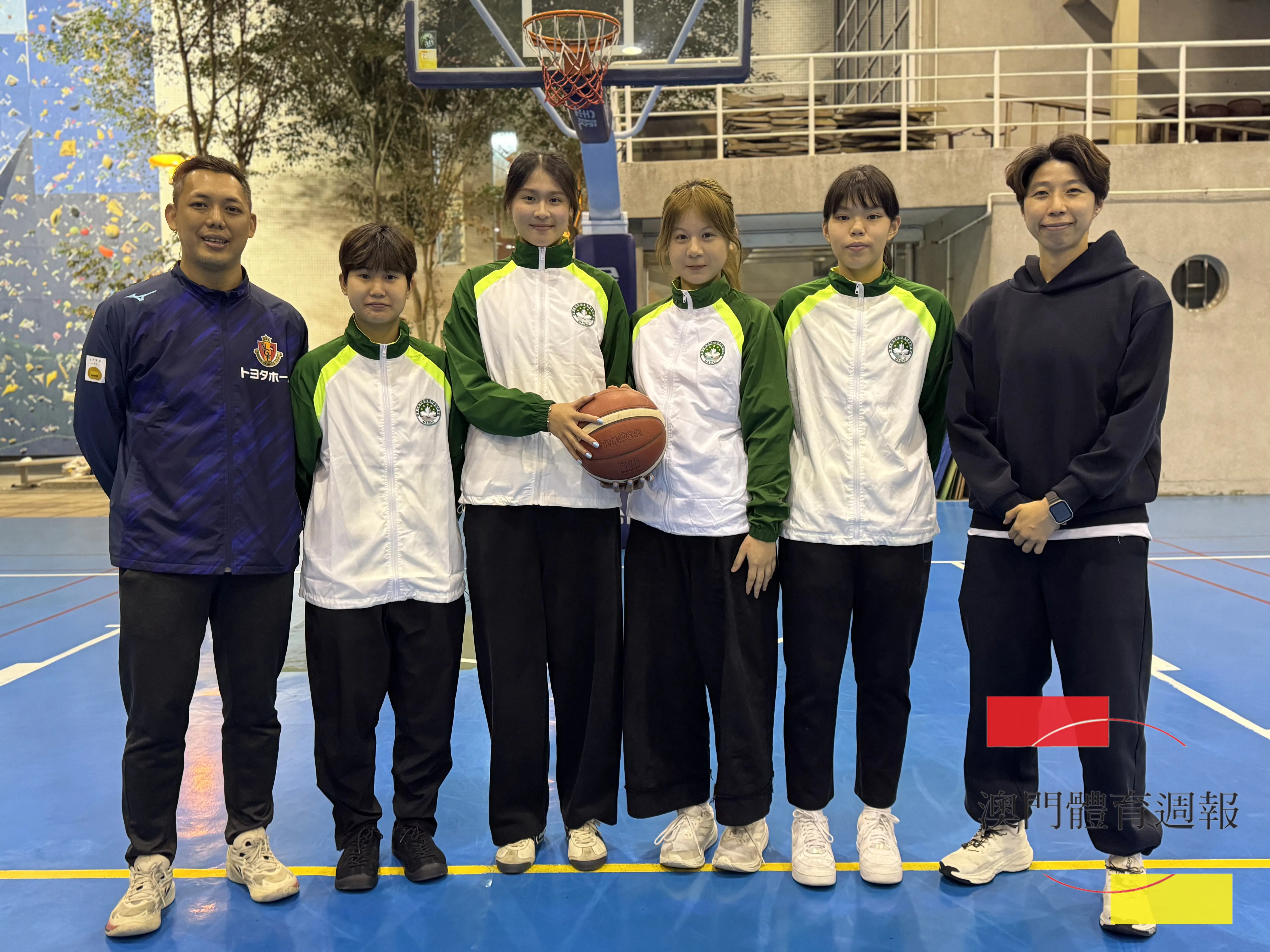 A1 在亞洲女中獲取佳績的團隊成員(左起)教練鍾志豪、球員李芷晴、林庭宇、吳欣姿和廖沛言，以及隨隊教練羅文詩。.jpg